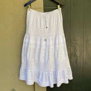 White boohoo chic skirt size XL
